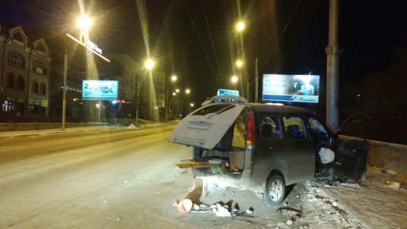 Водитель иномарки разбился на въезде на Октябрьский мост